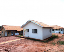 O governador Carlos Massa Ratinho Junior repassou nesta sexta-feira (11), em Nova Esperança, as chaves de moradias populares para 133 famílias do município. Presentes: prefeito de Nova Esperança, Moacir Olivatti, secretários: da Saúde, Beto Preto; de Desenvolvimento Urbano, João Carlos Ortega; presidente da Cohapar, Jorge Lange; entre outros.Nova Esperança, 11-10-19.Foto: Arnaldo Alves / AEN.