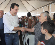 O governador Carlos Massa Ratinho Junior repassou nesta sexta-feira (11), em Nova Esperança, as chaves de moradias populares para 133 famílias do município. Presentes: prefeito de Nova Esperança, Moacir Olivatti, secretários: da Saúde, Beto Preto; de Desenvolvimento Urbano, João Carlos Ortega; presidente da Cohapar, Jorge Lange; entre outros.Nova Esperança, 11-10-19.Foto: Arnaldo Alves / AEN.