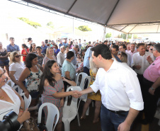 O governador Carlos Massa Ratinho Junior repassou nesta sexta-feira (11), em Nova Esperança, as chaves de moradias populares para 133 famílias do município. Presentes: prefeito de Nova Esperança, Moacir Olivatti, secretários: da Saúde, Beto Preto; de Desenvolvimento Urbano, João Carlos Ortega; presidente da Cohapar, Jorge Lange; entre outros.Nova Esperança, 11-10-19.Foto: Arnaldo Alves / AEN.