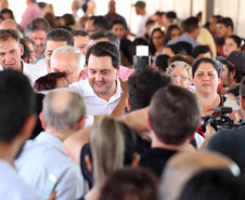 O governador Carlos Massa Ratinho Junior repassou nesta sexta-feira (11), em Nova Esperança, as chaves de moradias populares para 133 famílias do município. Presentes: prefeito de Nova Esperança, Moacir Olivatti, secretários: da Saúde, Beto Preto; de Desenvolvimento Urbano, João Carlos Ortega; presidente da Cohapar, Jorge Lange; entre outros.Nova Esperança, 11-10-19.Foto: Arnaldo Alves / AEN.