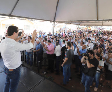 O governador Carlos Massa Ratinho Junior repassou nesta sexta-feira (11), em Nova Esperança, as chaves de moradias populares para 133 famílias do município. Presentes: prefeito de Nova Esperança, Moacir Olivatti, secretários: da Saúde, Beto Preto; de Desenvolvimento Urbano, João Carlos Ortega; presidente da Cohapar, Jorge Lange; entre outros.Nova Esperança, 11-10-19.Foto: Arnaldo Alves / AEN.