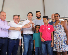 O governador Carlos Massa Ratinho Junior repassou nesta sexta-feira (11), em Nova Esperança, as chaves de moradias populares para 133 famílias do município. Presentes: prefeito de Nova Esperança, Moacir Olivatti, secretários: da Saúde, Beto Preto; de Desenvolvimento Urbano, João Carlos Ortega; presidente da Cohapar, Jorge Lange; entre outros.Nova Esperança, 11-10-19.Foto: Arnaldo Alves / AEN.