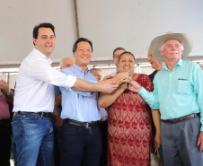 O governador Carlos Massa Ratinho Junior repassou nesta sexta-feira (11), em Nova Esperança, as chaves de moradias populares para 133 famílias do município. Presentes: prefeito de Nova Esperança, Moacir Olivatti, secretários: da Saúde, Beto Preto; de Desenvolvimento Urbano, João Carlos Ortega; presidente da Cohapar, Jorge Lange; entre outros.Nova Esperança, 11-10-19.Foto: Arnaldo Alves / AEN.