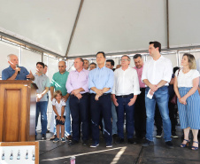 O governador Carlos Massa Ratinho Junior repassou nesta sexta-feira (11), em Nova Esperança, as chaves de moradias populares para 133 famílias do município. Presentes: prefeito de Nova Esperança, Moacir Olivatti, secretários: da Saúde, Beto Preto; de Desenvolvimento Urbano, João Carlos Ortega; presidente da Cohapar, Jorge Lange; entre outros.Nova Esperança, 11-10-19.Foto: Arnaldo Alves / AEN.