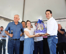 O governador Carlos Massa Ratinho Junior repassou nesta sexta-feira (11), em Nova Esperança, as chaves de moradias populares para 133 famílias do município. Presentes: prefeito de Nova Esperança, Moacir Olivatti, secretários: da Saúde, Beto Preto; de Desenvolvimento Urbano, João Carlos Ortega; presidente da Cohapar, Jorge Lange; entre outros.Nova Esperança, 11-10-19.Foto: Arnaldo Alves / AEN.