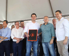 O governador Carlos Massa Ratinho Junior repassou nesta sexta-feira (11), em Nova Esperança, as chaves de moradias populares para 133 famílias do município. Presentes: prefeito de Nova Esperança, Moacir Olivatti, secretários: da Saúde, Beto Preto; de Desenvolvimento Urbano, João Carlos Ortega; presidente da Cohapar, Jorge Lange; entre outros.Nova Esperança, 11-10-19.Foto: Arnaldo Alves / AEN.