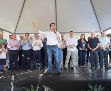 O governador Carlos Massa Ratinho Junior repassou nesta sexta-feira (11), em Nova Esperança, as chaves de moradias populares para 133 famílias do município. Presentes: prefeito de Nova Esperança, Moacir Olivatti, secretários: da Saúde, Beto Preto; de Desenvolvimento Urbano, João Carlos Ortega; presidente da Cohapar, Jorge Lange; entre outros.Nova Esperança, 11-10-19.Foto: Arnaldo Alves / AEN.