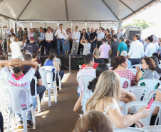 O governador Carlos Massa Ratinho Junior repassou nesta sexta-feira (11), em Nova Esperança, as chaves de moradias populares para 133 famílias do município. Presentes: prefeito de Nova Esperança, Moacir Olivatti, secretários: da Saúde, Beto Preto; de Desenvolvimento Urbano, João Carlos Ortega; presidente da Cohapar, Jorge Lange; entre outros.Nova Esperança, 11-10-19.Foto: Arnaldo Alves / AEN.