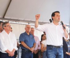 O governador Carlos Massa Ratinho Junior repassou nesta sexta-feira (11), em Nova Esperança, as chaves de moradias populares para 133 famílias do município. Presentes: prefeito de Nova Esperança, Moacir Olivatti, secretários: da Saúde, Beto Preto; de Desenvolvimento Urbano, João Carlos Ortega; presidente da Cohapar, Jorge Lange; entre outros.Nova Esperança, 11-10-19.Foto: Arnaldo Alves / AEN.