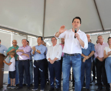 O governador Carlos Massa Ratinho Junior repassou nesta sexta-feira (11), em Nova Esperança, as chaves de moradias populares para 133 famílias do município. Presentes: prefeito de Nova Esperança, Moacir Olivatti, secretários: da Saúde, Beto Preto; de Desenvolvimento Urbano, João Carlos Ortega; presidente da Cohapar, Jorge Lange; entre outros.Nova Esperança, 11-10-19.Foto: Arnaldo Alves / AEN.