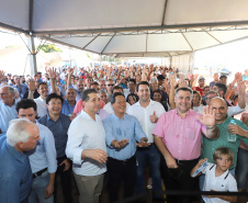 O governador Carlos Massa Ratinho Junior repassou nesta sexta-feira (11), em Nova Esperança, as chaves de moradias populares para 133 famílias do município. Presentes: prefeito de Nova Esperança, Moacir Olivatti, secretários: da Saúde, Beto Preto; de Desenvolvimento Urbano, João Carlos Ortega; presidente da Cohapar, Jorge Lange; entre outros.Nova Esperança, 11-10-19.Foto: Arnaldo Alves / AEN.