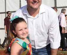O governador Carlos Massa Ratinho Junior repassou nesta sexta-feira (11), em Nova Esperança, as chaves de moradias populares para 133 famílias do município. Presentes: prefeito de Nova Esperança, Moacir Olivatti, secretários: da Saúde, Beto Preto; de Desenvolvimento Urbano, João Carlos Ortega; presidente da Cohapar, Jorge Lange; entre outros.Nova Esperança, 11-10-19.Foto: Arnaldo Alves / AEN.