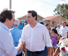 Mais 133 famílias de Nova Esperança, no Noroeste do Paraná, receberam novas casas. As chaves foram entregues pelo governador Carlos Massa Ratinho Junior nesta sexta-feira (11), em evento realizado no próprio residencial Pioneiro Orestes Men. O empreendimento recebeu R$ 10,4 milhões de investimentos do Governo do Estado, Governo Federal e do município.