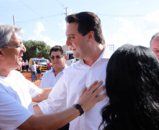 Mais 133 famílias de Nova Esperança, no Noroeste do Paraná, receberam novas casas. As chaves foram entregues pelo governador Carlos Massa Ratinho Junior nesta sexta-feira (11), em evento realizado no próprio residencial Pioneiro Orestes Men. O empreendimento recebeu R$ 10,4 milhões de investimentos do Governo do Estado, Governo Federal e do município.