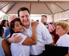 Mais 133 famílias de Nova Esperança, no Noroeste do Paraná, receberam novas casas. As chaves foram entregues pelo governador Carlos Massa Ratinho Junior nesta sexta-feira (11), em evento realizado no próprio residencial Pioneiro Orestes Men. O empreendimento recebeu R$ 10,4 milhões de investimentos do Governo do Estado, Governo Federal e do município.