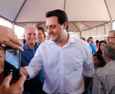 Mais 133 famílias de Nova Esperança, no Noroeste do Paraná, receberam novas casas. As chaves foram entregues pelo governador Carlos Massa Ratinho Junior nesta sexta-feira (11), em evento realizado no próprio residencial Pioneiro Orestes Men. O empreendimento recebeu R$ 10,4 milhões de investimentos do Governo do Estado, Governo Federal e do município.