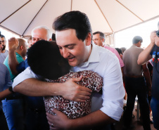 Mais 133 famílias de Nova Esperança, no Noroeste do Paraná, receberam novas casas. As chaves foram entregues pelo governador Carlos Massa Ratinho Junior nesta sexta-feira (11), em evento realizado no próprio residencial Pioneiro Orestes Men. O empreendimento recebeu R$ 10,4 milhões de investimentos do Governo do Estado, Governo Federal e do município.