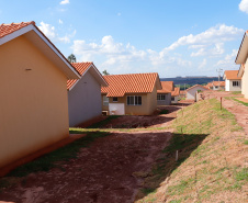 Mais 133 famílias de Nova Esperança, no Noroeste do Paraná, receberam novas casas. As chaves foram entregues pelo governador Carlos Massa Ratinho Junior nesta sexta-feira (11), em evento realizado no próprio residencial Pioneiro Orestes Men. O empreendimento recebeu R$ 10,4 milhões de investimentos do Governo do Estado, Governo Federal e do município.