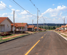 Mais 133 famílias de Nova Esperança, no Noroeste do Paraná, receberam novas casas. As chaves foram entregues pelo governador Carlos Massa Ratinho Junior nesta sexta-feira (11), em evento realizado no próprio residencial Pioneiro Orestes Men. O empreendimento recebeu R$ 10,4 milhões de investimentos do Governo do Estado, Governo Federal e do município.