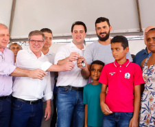 Mais 133 famílias de Nova Esperança, no Noroeste do Paraná, receberam novas casas. As chaves foram entregues pelo governador Carlos Massa Ratinho Junior nesta sexta-feira (11), em evento realizado no próprio residencial Pioneiro Orestes Men. O empreendimento recebeu R$ 10,4 milhões de investimentos do Governo do Estado, Governo Federal e do município.