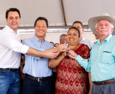 Mais 133 famílias de Nova Esperança, no Noroeste do Paraná, receberam novas casas. As chaves foram entregues pelo governador Carlos Massa Ratinho Junior nesta sexta-feira (11), em evento realizado no próprio residencial Pioneiro Orestes Men. O empreendimento recebeu R$ 10,4 milhões de investimentos do Governo do Estado, Governo Federal e do município.