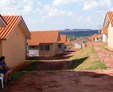 Mais 133 famílias de Nova Esperança, no Noroeste do Paraná, receberam novas casas. As chaves foram entregues pelo governador Carlos Massa Ratinho Junior nesta sexta-feira (11), em evento realizado no próprio residencial Pioneiro Orestes Men. O empreendimento recebeu R$ 10,4 milhões de investimentos do Governo do Estado, Governo Federal e do município.