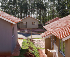 Mais 133 famílias de Nova Esperança, no Noroeste do Paraná, receberam novas casas. As chaves foram entregues pelo governador Carlos Massa Ratinho Junior nesta sexta-feira (11), em evento realizado no próprio residencial Pioneiro Orestes Men. O empreendimento recebeu R$ 10,4 milhões de investimentos do Governo do Estado, Governo Federal e do município.
