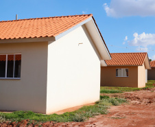 Mais 133 famílias de Nova Esperança, no Noroeste do Paraná, receberam novas casas. As chaves foram entregues pelo governador Carlos Massa Ratinho Junior nesta sexta-feira (11), em evento realizado no próprio residencial Pioneiro Orestes Men. O empreendimento recebeu R$ 10,4 milhões de investimentos do Governo do Estado, Governo Federal e do município.