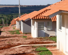 Mais 133 famílias de Nova Esperança, no Noroeste do Paraná, receberam novas casas. As chaves foram entregues pelo governador Carlos Massa Ratinho Junior nesta sexta-feira (11), em evento realizado no próprio residencial Pioneiro Orestes Men. O empreendimento recebeu R$ 10,4 milhões de investimentos do Governo do Estado, Governo Federal e do município.