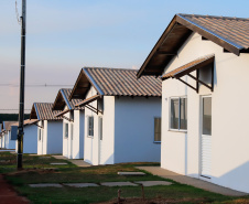 Também nesta sexta-feira o o governador acompanhou a entrega de 221 casas em Prado Ferreira (Norte). O projeto foi executado pela iniciativa privada também com recursos do FGTS liberados pelo Governo Federal. Ratinho Junior destacou a preocupação do Estado em levar desenvolvimento social para as diversas regiões do Paraná, com atenção especial às famílias que mais precisam.
