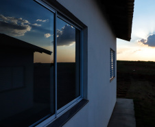 Também nesta sexta-feira o o governador acompanhou a entrega de 221 casas em Prado Ferreira (Norte). O projeto foi executado pela iniciativa privada também com recursos do FGTS liberados pelo Governo Federal. Ratinho Junior destacou a preocupação do Estado em levar desenvolvimento social para as diversas regiões do Paraná, com atenção especial às famílias que mais precisam.
