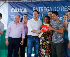 Também nesta sexta-feira o o governador acompanhou a entrega de 221 casas em Prado Ferreira (Norte). O projeto foi executado pela iniciativa privada também com recursos do FGTS liberados pelo Governo Federal. Ratinho Junior destacou a preocupação do Estado em levar desenvolvimento social para as diversas regiões do Paraná, com atenção especial às famílias que mais precisam.
