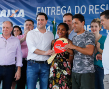 Também nesta sexta-feira o o governador acompanhou a entrega de 221 casas em Prado Ferreira (Norte). O projeto foi executado pela iniciativa privada também com recursos do FGTS liberados pelo Governo Federal. Ratinho Junior destacou a preocupação do Estado em levar desenvolvimento social para as diversas regiões do Paraná, com atenção especial às famílias que mais precisam.

