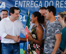 Também nesta sexta-feira o o governador acompanhou a entrega de 221 casas em Prado Ferreira (Norte). O projeto foi executado pela iniciativa privada também com recursos do FGTS liberados pelo Governo Federal. Ratinho Junior destacou a preocupação do Estado em levar desenvolvimento social para as diversas regiões do Paraná, com atenção especial às famílias que mais precisam.

