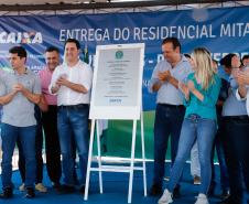 Também nesta sexta-feira o o governador acompanhou a entrega de 221 casas em Prado Ferreira (Norte). O projeto foi executado pela iniciativa privada também com recursos do FGTS liberados pelo Governo Federal. Ratinho Junior destacou a preocupação do Estado em levar desenvolvimento social para as diversas regiões do Paraná, com atenção especial às famílias que mais precisam.
