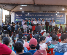 Também nesta sexta-feira o o governador acompanhou a entrega de 221 casas em Prado Ferreira (Norte). O projeto foi executado pela iniciativa privada também com recursos do FGTS liberados pelo Governo Federal. Ratinho Junior destacou a preocupação do Estado em levar desenvolvimento social para as diversas regiões do Paraná, com atenção especial às famílias que mais precisam.
