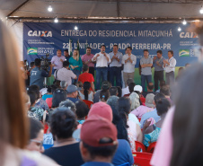 Também nesta sexta-feira o o governador acompanhou a entrega de 221 casas em Prado Ferreira (Norte). O projeto foi executado pela iniciativa privada também com recursos do FGTS liberados pelo Governo Federal. Ratinho Junior destacou a preocupação do Estado em levar desenvolvimento social para as diversas regiões do Paraná, com atenção especial às famílias que mais precisam.
