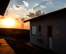 Também nesta sexta-feira o o governador acompanhou a entrega de 221 casas em Prado Ferreira (Norte). O projeto foi executado pela iniciativa privada também com recursos do FGTS liberados pelo Governo Federal. Ratinho Junior destacou a preocupação do Estado em levar desenvolvimento social para as diversas regiões do Paraná, com atenção especial às famílias que mais precisam.
