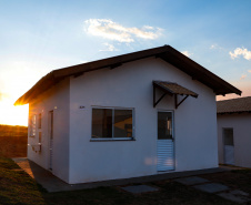 Também nesta sexta-feira o o governador acompanhou a entrega de 221 casas em Prado Ferreira (Norte). O projeto foi executado pela iniciativa privada também com recursos do FGTS liberados pelo Governo Federal. Ratinho Junior destacou a preocupação do Estado em levar desenvolvimento social para as diversas regiões do Paraná, com atenção especial às famílias que mais precisam.
