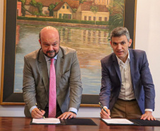O presidente da Coordenação da Região Metropolitana de Curitiba (Comec) Gilson Santos e o reitor da Universidade Federal do Paraná, Ricardo Marcelo Fonseca, assinaram nesta sexta-feira (11/01) um termo de cooperação técnica entre Comec e UFPR com a intenção de promover ações que contribuam para o desenvolvimento sustentável da Região Metropolitana de Curitiba.

Foto: Divulgação/Comec