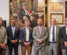 O presidente da Coordenação da Região Metropolitana de Curitiba (Comec) Gilson Santos e o reitor da Universidade Federal do Paraná, Ricardo Marcelo Fonseca, assinaram nesta sexta-feira (11/01) um termo de cooperação técnica entre Comec e UFPR com a intenção de promover ações que contribuam para o desenvolvimento sustentável da Região Metropolitana de Curitiba.

Foto: Divulgação/Comec