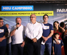 O governador Carlos Massa Ratinho Junior esteve neste sábado em Marumbi, no Vale do Ivaí, para inaugurar a unidade do programa Meu Campinho, espaço de esporte e lazer implantado pelo Governo do Estado no município. Presentes: prefeito de Marumbi, Adhemar Francisco Rejani; secretários: de Saúde, Beto Preto; de Desenvolvimento Urbano, João Calos Ortega; Primeira Dama do Estado, Luciana Saito Massa; apresentador Carlos Massa (ratinho); entre outros.Marumbi, 12-10-19.Foto: Arnaldo Alves / AEN.