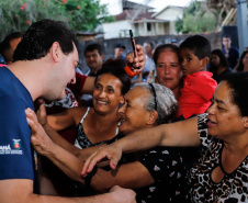 A cidade de Marumbi, no Vale do Ivaí, ganhou uma nova área para esporte e lazer. Neste sábado (12), Dia das Crianças, o governador Carlos Massa Ratinho Junior inaugurou uma unidade do programa Meu Campinho no município. O Governo do Estado investiu R$ 390 mil no espaço, que fica próximo ao conjunto habitacional Ademar Rejani. Além do Meu Campinho, Marumbi também foi a primeira cidade a receber o projeto Cinema na Praça, lançado nesta semana pelo governador.