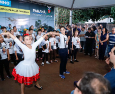 A cidade de Marumbi, no Vale do Ivaí, ganhou uma nova área para esporte e lazer. Neste sábado (12), Dia das Crianças, o governador Carlos Massa Ratinho Junior inaugurou uma unidade do programa Meu Campinho no município. O Governo do Estado investiu R$ 390 mil no espaço, que fica próximo ao conjunto habitacional Ademar Rejani. Além do Meu Campinho, Marumbi também foi a primeira cidade a receber o projeto Cinema na Praça, lançado nesta semana pelo governador.