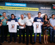 A cidade de Marumbi, no Vale do Ivaí, ganhou uma nova área para esporte e lazer. Neste sábado (12), Dia das Crianças, o governador Carlos Massa Ratinho Junior inaugurou uma unidade do programa Meu Campinho no município. O Governo do Estado investiu R$ 390 mil no espaço, que fica próximo ao conjunto habitacional Ademar Rejani. Além do Meu Campinho, Marumbi também foi a primeira cidade a receber o projeto Cinema na Praça, lançado nesta semana pelo governador.