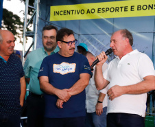 A cidade de Marumbi, no Vale do Ivaí, ganhou uma nova área para esporte e lazer. Neste sábado (12), Dia das Crianças, o governador Carlos Massa Ratinho Junior inaugurou uma unidade do programa Meu Campinho no município. O Governo do Estado investiu R$ 390 mil no espaço, que fica próximo ao conjunto habitacional Ademar Rejani. Além do Meu Campinho, Marumbi também foi a primeira cidade a receber o projeto Cinema na Praça, lançado nesta semana pelo governador.