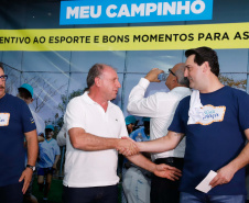 A cidade de Marumbi, no Vale do Ivaí, ganhou uma nova área para esporte e lazer. Neste sábado (12), Dia das Crianças, o governador Carlos Massa Ratinho Junior inaugurou uma unidade do programa Meu Campinho no município. O Governo do Estado investiu R$ 390 mil no espaço, que fica próximo ao conjunto habitacional Ademar Rejani. Além do Meu Campinho, Marumbi também foi a primeira cidade a receber o projeto Cinema na Praça, lançado nesta semana pelo governador.