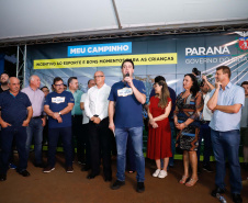 A cidade de Marumbi, no Vale do Ivaí, ganhou uma nova área para esporte e lazer. Neste sábado (12), Dia das Crianças, o governador Carlos Massa Ratinho Junior inaugurou uma unidade do programa Meu Campinho no município. O Governo do Estado investiu R$ 390 mil no espaço, que fica próximo ao conjunto habitacional Ademar Rejani. Além do Meu Campinho, Marumbi também foi a primeira cidade a receber o projeto Cinema na Praça, lançado nesta semana pelo governador.