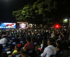 Noite de céu aberto, temperatura próxima a 30ºC e um filme na telona para todos assistirem de graça. O município de Marumbi, no Vale do Ivaí, foi o primeiro a receber o programa Cinema na Praça, uma iniciativa do Governo do Paraná e da Renault do Brasil, que propõe levar diversão e cultura para cidades pequenas que não possuem cinemas de rua ou em centros comerciais.