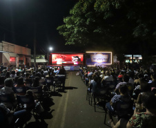 Noite de céu aberto, temperatura próxima a 30ºC e um filme na telona para todos assistirem de graça. O município de Marumbi, no Vale do Ivaí, foi o primeiro a receber o programa Cinema na Praça, uma iniciativa do Governo do Paraná e da Renault do Brasil, que propõe levar diversão e cultura para cidades pequenas que não possuem cinemas de rua ou em centros comerciais.